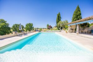 Domaine du Manoir de Tournesol : Un refuge pittoresque avec une piscine et un lac tranquille, offrant des vues à couper le souffle