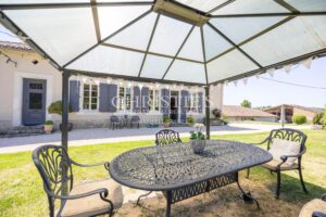Domaine du Manoir de Tournesol : Un refuge pittoresque avec une piscine et un lac tranquille, offrant des vues à couper le souffle