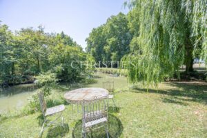 Domaine du Manoir de Tournesol : Un refuge pittoresque avec une piscine et un lac tranquille, offrant des vues à couper le souffle