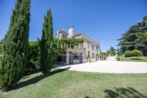Domaine du Manoir de Tournesol : Un refuge pittoresque avec une piscine et un lac tranquille, offrant des vues à couper le souffle