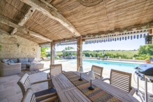 Domaine du Manoir de Tournesol : Un refuge pittoresque avec une piscine et un lac tranquille, offrant des vues à couper le souffle