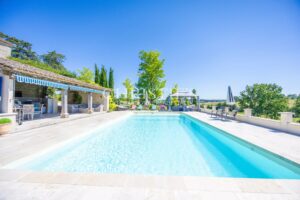 Domaine du Manoir de Tournesol : Un refuge pittoresque avec une piscine et un lac tranquille, offrant des vues à couper le souffle