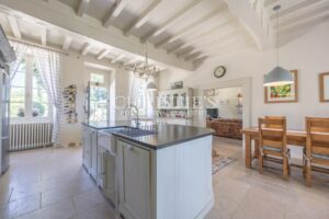 Domaine du Manoir de Tournesol : Un refuge pittoresque avec une piscine et un lac tranquille, offrant des vues à couper le souffle