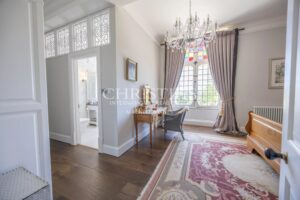 Domaine du Manoir de Tournesol : Un refuge pittoresque avec une piscine et un lac tranquille, offrant des vues à couper le souffle