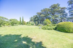 Domaine du Manoir de Tournesol : Un refuge pittoresque avec une piscine et un lac tranquille, offrant des vues à couper le souffle