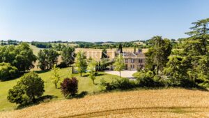 Domaine du Manoir de Tournesol : Un refuge pittoresque avec une piscine et un lac tranquille, offrant des vues à couper le souffle