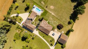 Domaine du Manoir de Tournesol : Un refuge pittoresque avec une piscine et un lac tranquille, offrant des vues à couper le souffle
