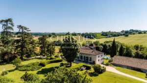 Domaine du Manoir de Tournesol : Un refuge pittoresque avec une piscine et un lac tranquille, offrant des vues à couper le souffle