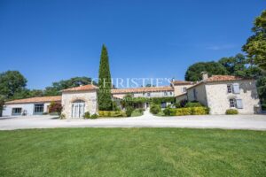 Le Manoir Dovecote et le Pavillon d'Été sont perchés gracieusement au-dessus du pittoresque Canal Latéral