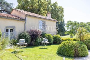 Le Manoir Dovecote et le Pavillon d'Été sont perchés gracieusement au-dessus du pittoresque Canal Latéral