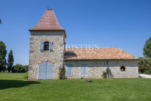 Le Manoir Dovecote et le Pavillon d'Été sont perchés gracieusement au-dessus du pittoresque Canal Latéral