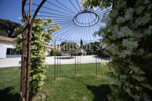Le Manoir Dovecote et le Pavillon d'Été sont perchés gracieusement au-dessus du pittoresque Canal Latéral