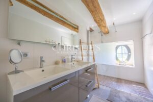 Le Manoir Dovecote et le Pavillon d'Été sont perchés gracieusement au-dessus du pittoresque Canal Latéral