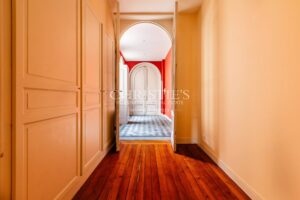 BORDEAUX GOLDEN TRIANGLE: Flat with BALCONIES