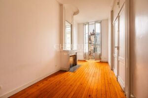 BORDEAUX GOLDEN TRIANGLE: Flat with BALCONIES
