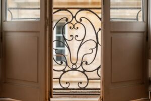 BORDEAUX GOLDEN TRIANGLE: Flat with BALCONIES
