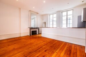 BORDEAUX GOLDEN TRIANGLE: Flat with BALCONIES