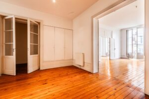 BORDEAUX GOLDEN TRIANGLE: Flat with BALCONIES