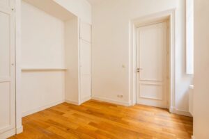 BORDEAUX GOLDEN TRIANGLE: Flat with BALCONIES
