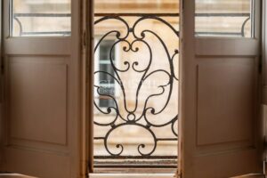 BORDEAUX GOLDEN TRIANGLE: Flat with BALCONIES