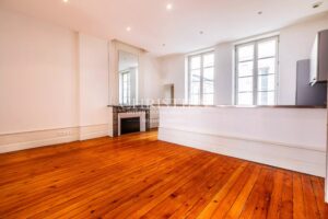 BORDEAUX GOLDEN TRIANGLE: Flat with BALCONIES