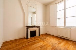 BORDEAUX GOLDEN TRIANGLE: Flat with BALCONIES