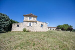 Château historique de vigneron avec cottages pour invités et 64 hectares de terrains variés