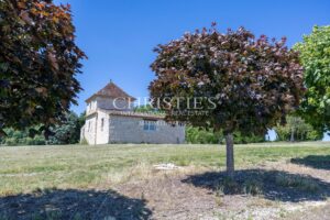 Château historique de vigneron avec cottages pour invités et 64 hectares de terrains variés