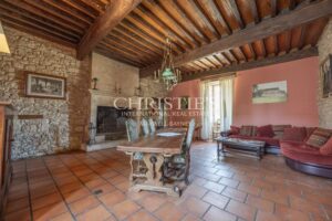 Château historique de vigneron avec cottages pour invités et 64 hectares de terrains variés