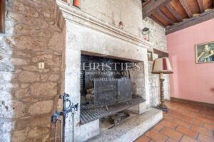 Château historique de vigneron avec cottages pour invités et 64 hectares de terrains variés