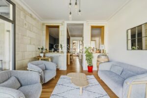 MAISON DE MAÎTRE RÉNOVÉE AVEC MAISON D'INVITÉS, PISCINE ET GARAGES