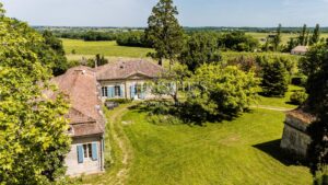 Magnificent 18th-century Girondine residence set within 5 hectares of grounds, featuring a swimming pool.
