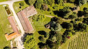 Magnificent 18th-century Girondine residence set within 5 hectares of grounds, featuring a swimming pool.