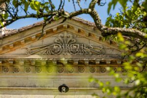Magnificent 18th-century Girondine residence set within 5 hectares of grounds, featuring a swimming pool.