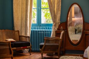 Magnificent 18th-century Girondine residence set within 5 hectares of grounds, featuring a swimming pool.