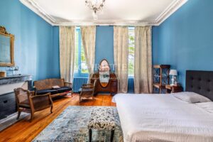 Magnificent 18th-century Girondine residence set within 5 hectares of grounds, featuring a swimming pool.