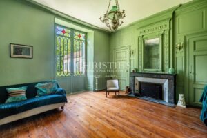 Magnificent 18th-century Girondine residence set within 5 hectares of grounds, featuring a swimming pool.