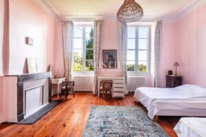 Magnificent 18th-century Girondine residence set within 5 hectares of grounds, featuring a swimming pool.