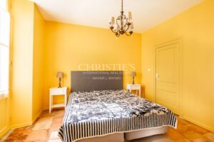 Magnificent 18th-century Girondine residence set within 5 hectares of grounds, featuring a swimming pool.