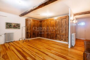 Magnificent 18th-century Girondine residence set within 5 hectares of grounds, featuring a swimming pool.