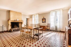 Magnificent 18th-century Girondine residence set within 5 hectares of grounds, featuring a swimming pool.