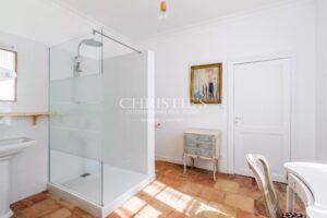 Magnificent 18th-century Girondine residence set within 5 hectares of grounds, featuring a swimming pool.