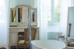 Magnificent 18th-century Girondine residence set within 5 hectares of grounds, featuring a swimming pool.