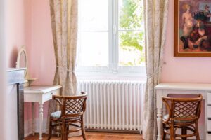 Magnificent 18th-century Girondine residence set within 5 hectares of grounds, featuring a swimming pool.