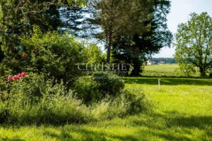 Magnificent 18th-century Girondine residence set within 5 hectares of grounds, featuring a swimming pool.