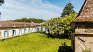 Magnificent 18th-century Girondine residence set within 5 hectares of grounds, featuring a swimming pool.