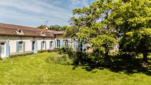 Magnificent 18th-century Girondine residence set within 5 hectares of grounds, featuring a swimming pool.
