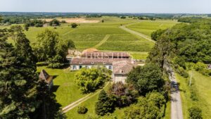 Magnificent 18th-century Girondine residence set within 5 hectares of grounds, featuring a swimming pool.