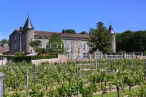 En exclusivité Château historique du XVe siècle à près de Bordeaux avec environ 6 ha de vignes