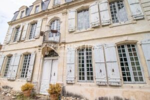Manoir historique de Bougoiose comprenant une grange, une piscine et 4 hectares de terres mixtes